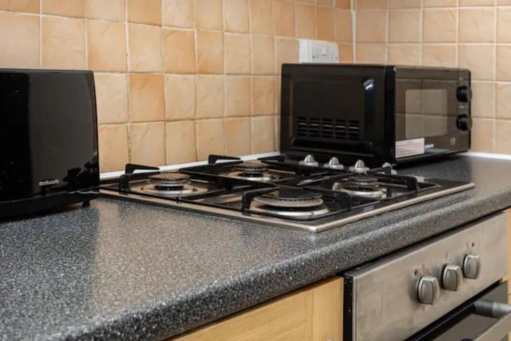 Tranquil 1Br In South Bank With Onsite Parking Lejlighed London Eksteriør billede