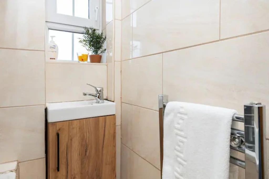 Tranquil 1Br In South Bank With Onsite Parking Lejlighed London Eksteriør billede