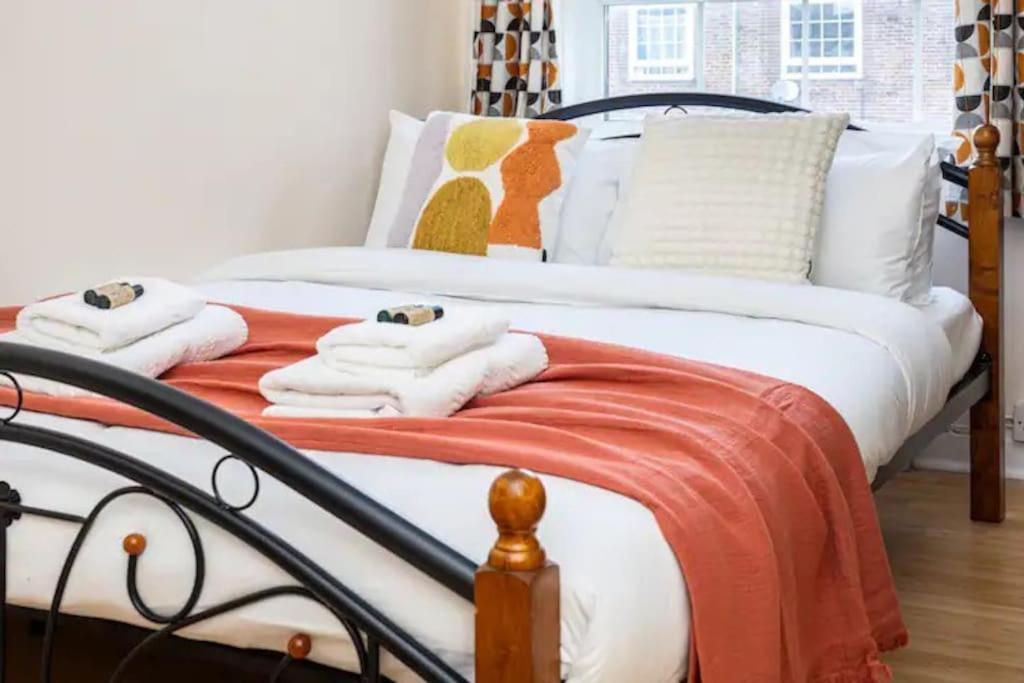 Tranquil 1Br In South Bank With Onsite Parking Lejlighed London Eksteriør billede