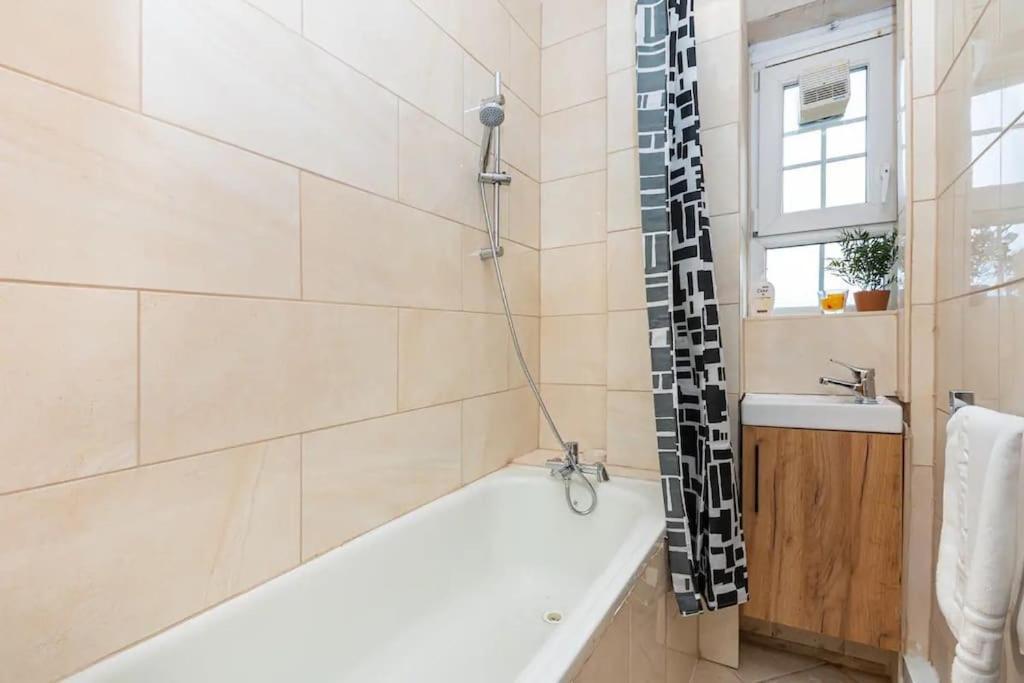 Tranquil 1Br In South Bank With Onsite Parking Lejlighed London Eksteriør billede